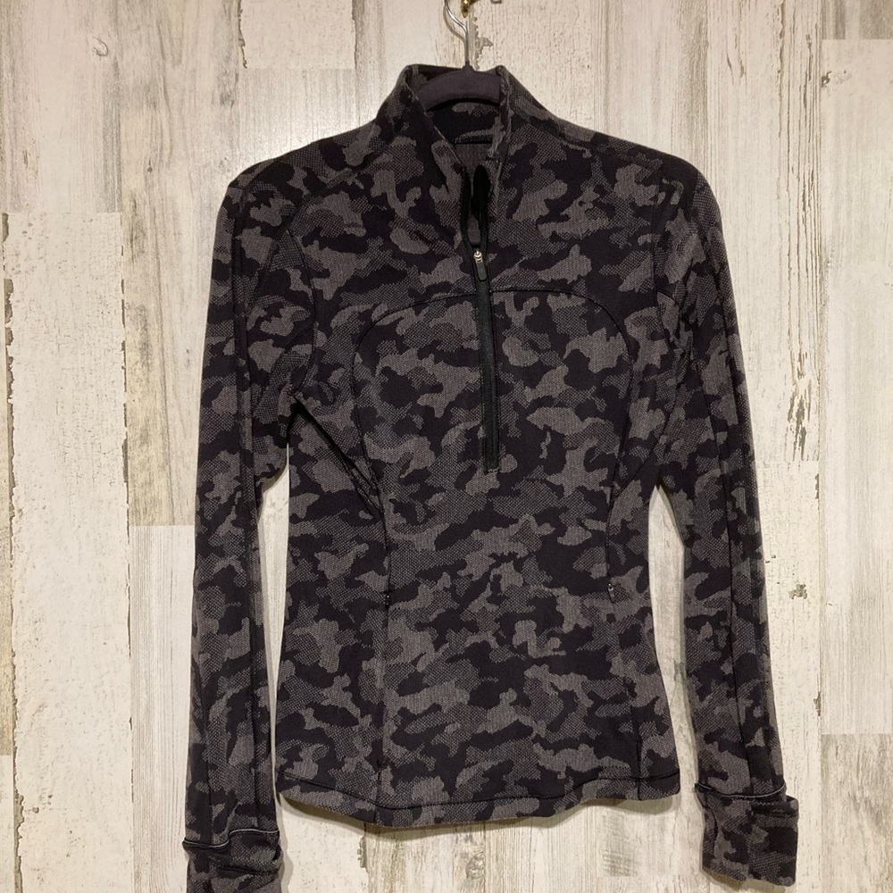 Lululemon Grey Black Camo Run Briskly 1/2 Zip Size 6 - Picture 3 of 13